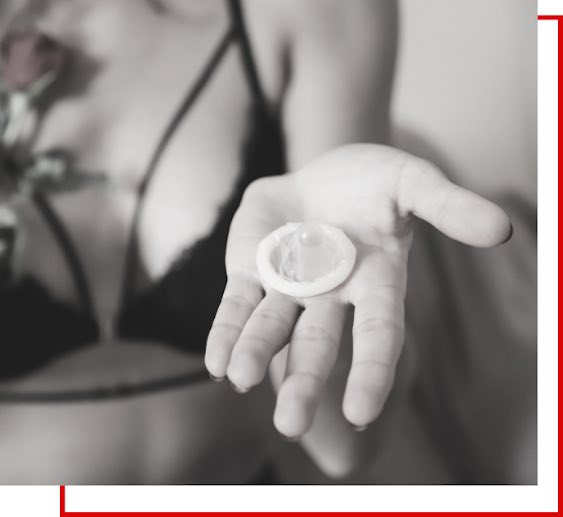 Femme avec preservatif et lubrifiant