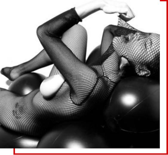 Femme en combinaison resille sexy