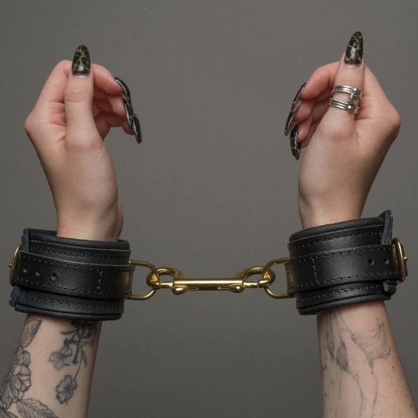 MENOTTES CUIR ANNEAU DORE